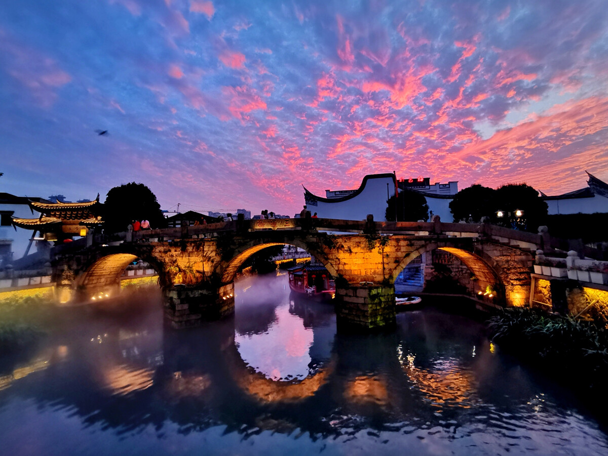 福州上下杭,是古閩都商業(yè)的埠口,曾經(jīng)的繁華,留給今天的歷史印記。 晚霞披在三通橋上,有一種自然與人文,古典與現(xiàn)代合拍的韻味。